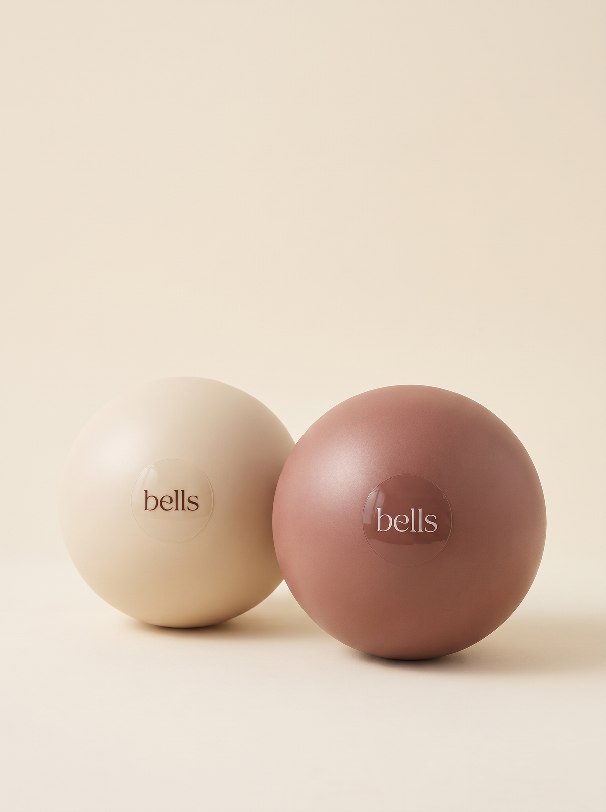 Bells Ball 20 cm nas cores cream e brownie, logo bells dentro do círculo transparente